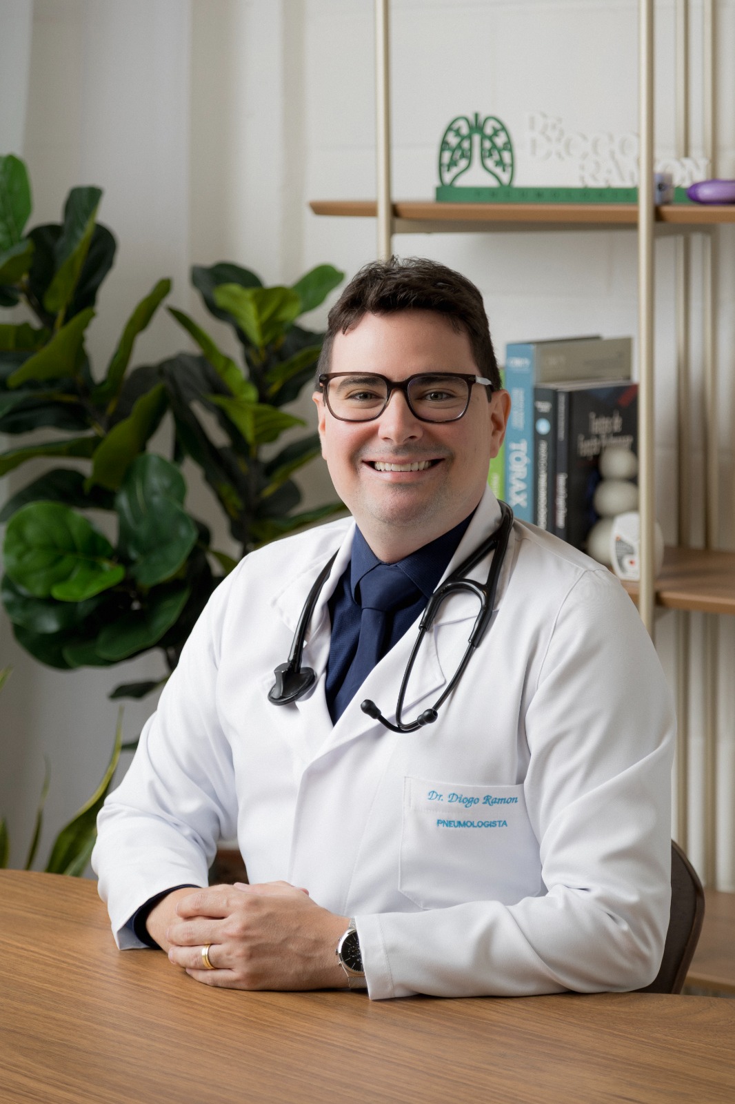 Dr. Diogo Ramon Santos no consultório